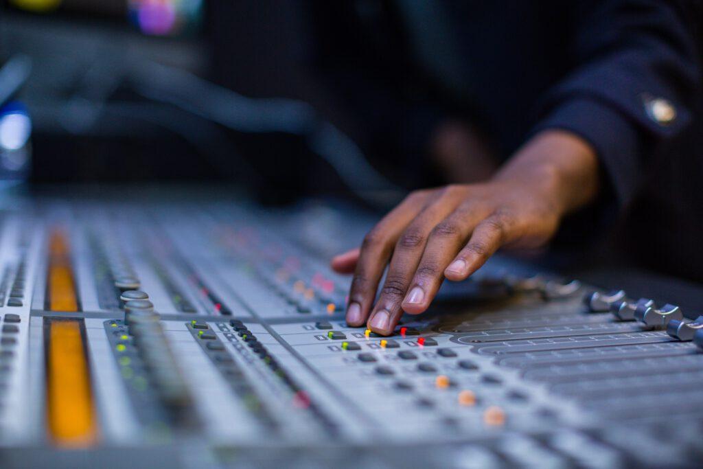Die Grundlagen der Musikproduktion: Eine Einführung in Aufnahmetechniken, Arrangement und Mixing