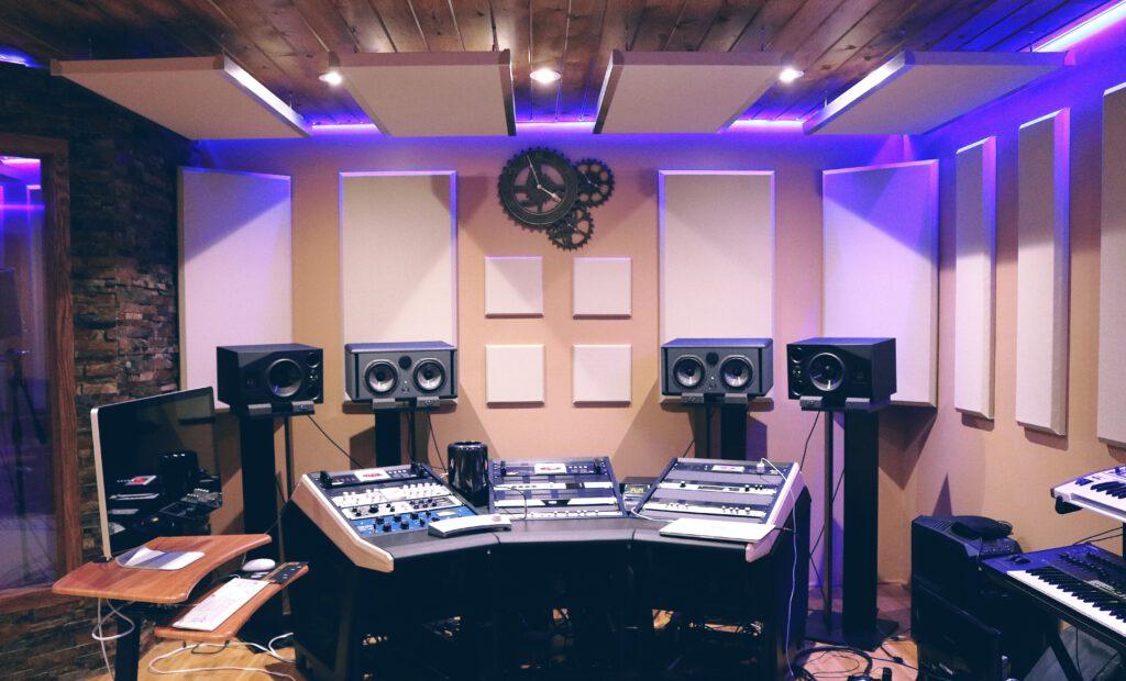 Ein Blick hinter die Kulissen eines Studios: Erfahre mehr über die Ausrüstung, Software und Techniken, die in professionellen Musikstudios verwendet werden.